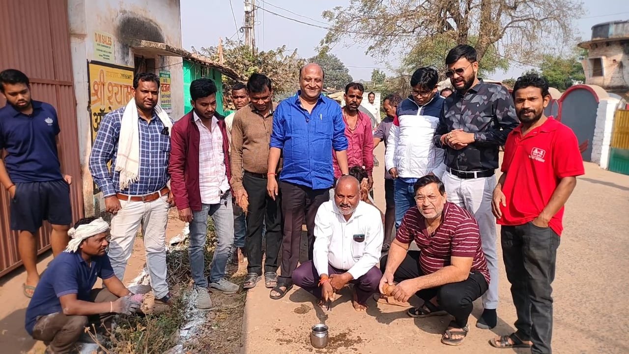 नगर पालिका विधायक प्रतिनिधि नरेश गेवाडीन ने 14 लाख रूपये से बनने वाले दो आरसीसी नाली निर्माण का किया भूमि पूजन 1 IMG 20241220 WA0176 kshititech