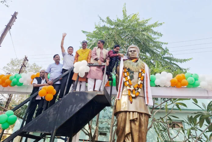 मां महामाया मंदिर में मत्था टेका, वहीं मंदिर के बाहर गरीबों को कंबल वितरण किया डॉ. चरणदास महंत ने, कुछ इस अंदाज में लोगों ने दी बधाईयां 3 Untitled 2 copy 12 696x468 1 kshititech