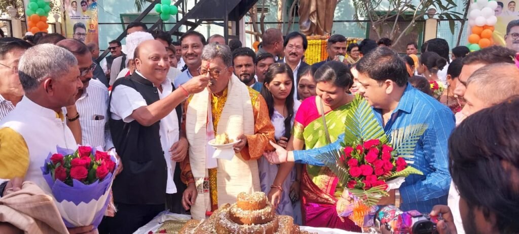 मां महामाया मंदिर में मत्था टेका, वहीं मंदिर के बाहर गरीबों को कंबल वितरण किया डॉ. चरणदास महंत ने, कुछ इस अंदाज में लोगों ने दी बधाईयां 5 WhatsApp Image 2024 12 13 at 17.47.38 1 kshititech