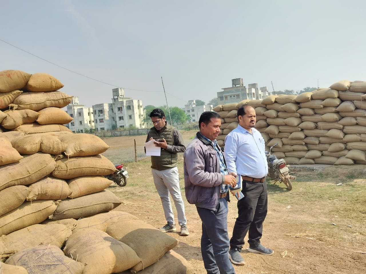 धान खरीदी में अनियमितता, कलेक्टर के निर्देश पर जांच करने पहुंचे अधिकारी, फड़ में 2914 कट्टी धान का मिला अवैध संग्रहण 1 IMG 20250111 WA0277 kshititech