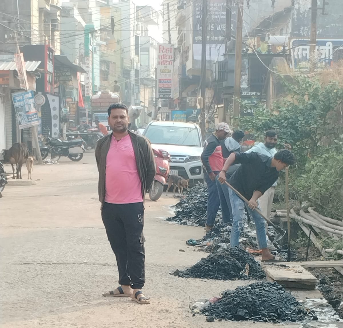 वार्ड 13 के सक्रिय पार्षद गजाधर यादव, हमेशा की तरह मोहल्ले की गलियों में सक्रिय, कहा- हमेशा वार्ड वासियों की सेवा के लिए प्रतिबद्ध 1 IMG 20250115 WA0127 1 kshititech
