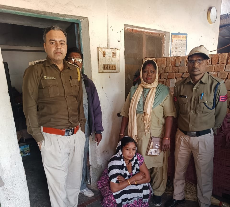 डीजे म्यूजिकल बॉक्स के अंदर छिपा रखी थी अवैध शराब, एक महिला से 31.5 लीटर महुआ शराब जब्त 1 IMG 20250116 WA0552 1 kshititech
