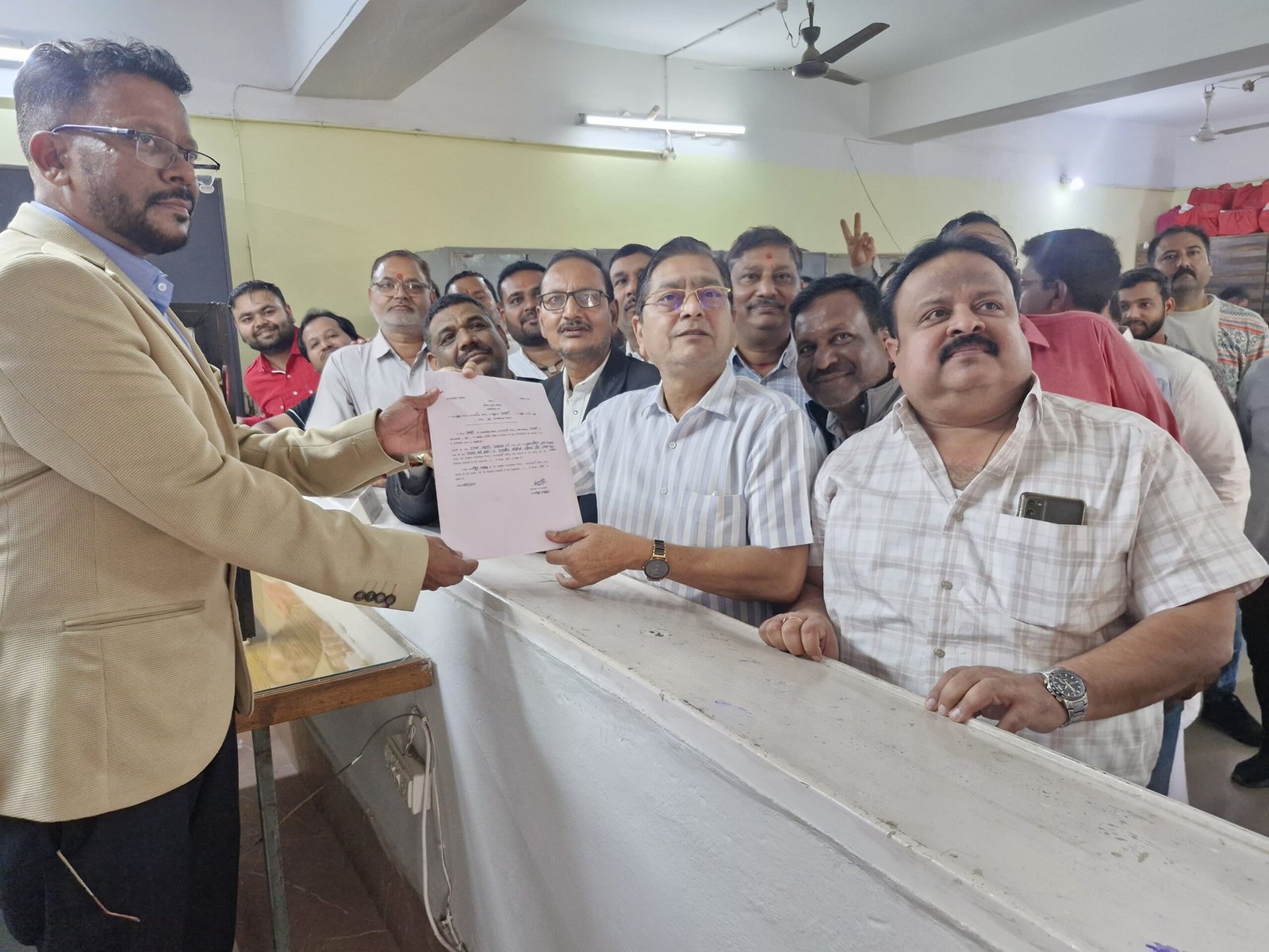 Sakti Municipal Election : श्याम सुंदर अग्रवाल का दंभ, समर्थकों की फौज के साथ जोर शोर से पहुंचे नामांकन भरने, कहा- सक्ती नगर को बड़े शहरों की तर्ज पर संवारना, स्वच्छ एवं सुंदर नगर की पहचान दिलवाना है 1 IMG 20250124 WA0383 scaled kshititech