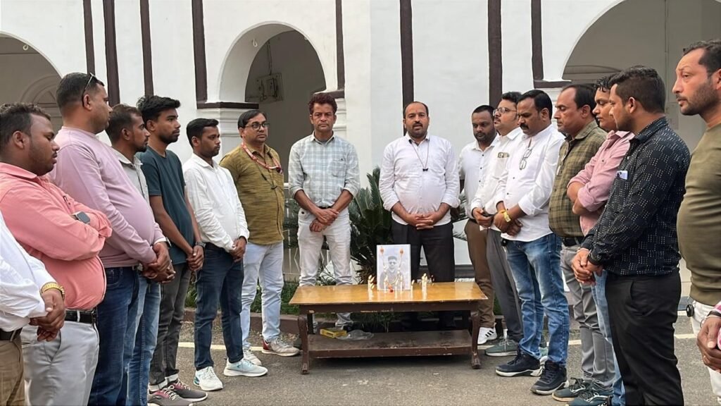इलेक्ट्रॉनिक मीडिया संघ जिला सक्ती ने पत्रकार मुकेश चंद्राकर को दी श्रद्धांजलि,राज्य में पत्रकार सुरक्षा कानून लागू करने मुख्यमंत्री के नाम कलेक्टर को सौंपा ज्ञापन 3 img 20250107 wa00532380464103120301393 kshititech