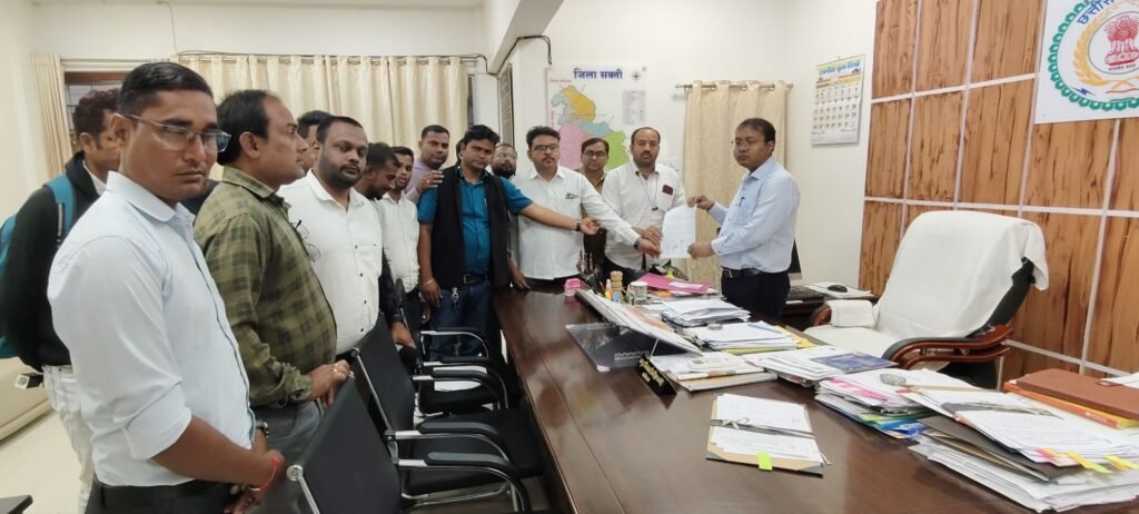 इलेक्ट्रॉनिक मीडिया संघ जिला सक्ती ने पत्रकार मुकेश चंद्राकर को दी श्रद्धांजलि,राज्य में पत्रकार सुरक्षा कानून लागू करने मुख्यमंत्री के नाम कलेक्टर को सौंपा ज्ञापन 2 img 20250107 wa00577946410997858183797 kshititech