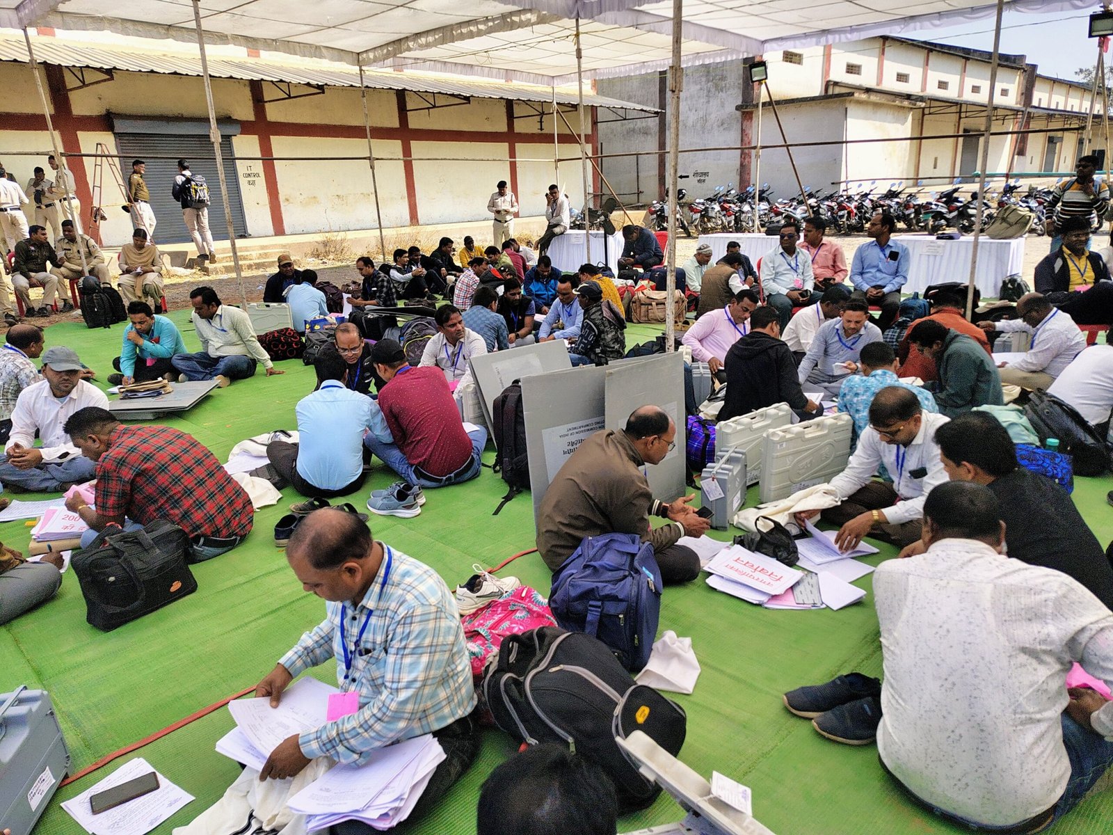 मतदान दल सभी आवश्यक मतदान सामग्री लेकर अपने निर्धारित मतदान केंद्रों के लिए रवाना, 1 IMG 20250210 WA0318 scaled kshititech