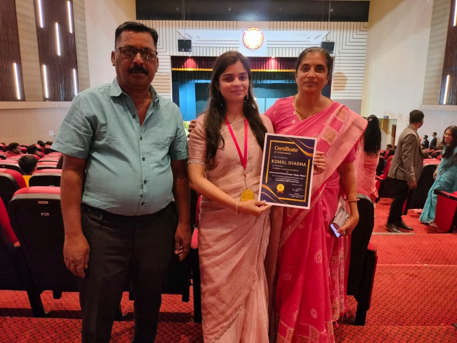 सक्ती जिले का बढ़ाया मान, कोमल शर्मा को फिजियोथैरेपी में मिला गोल्ड मेडल, नगर के पत्रकार दीनदयाल शर्मा की सुपुत्री है कोमल, एम एल जैन स्कूल से ली है प्रारंभिक शिक्षा 1 IMG 20250222 WA0374 kshititech