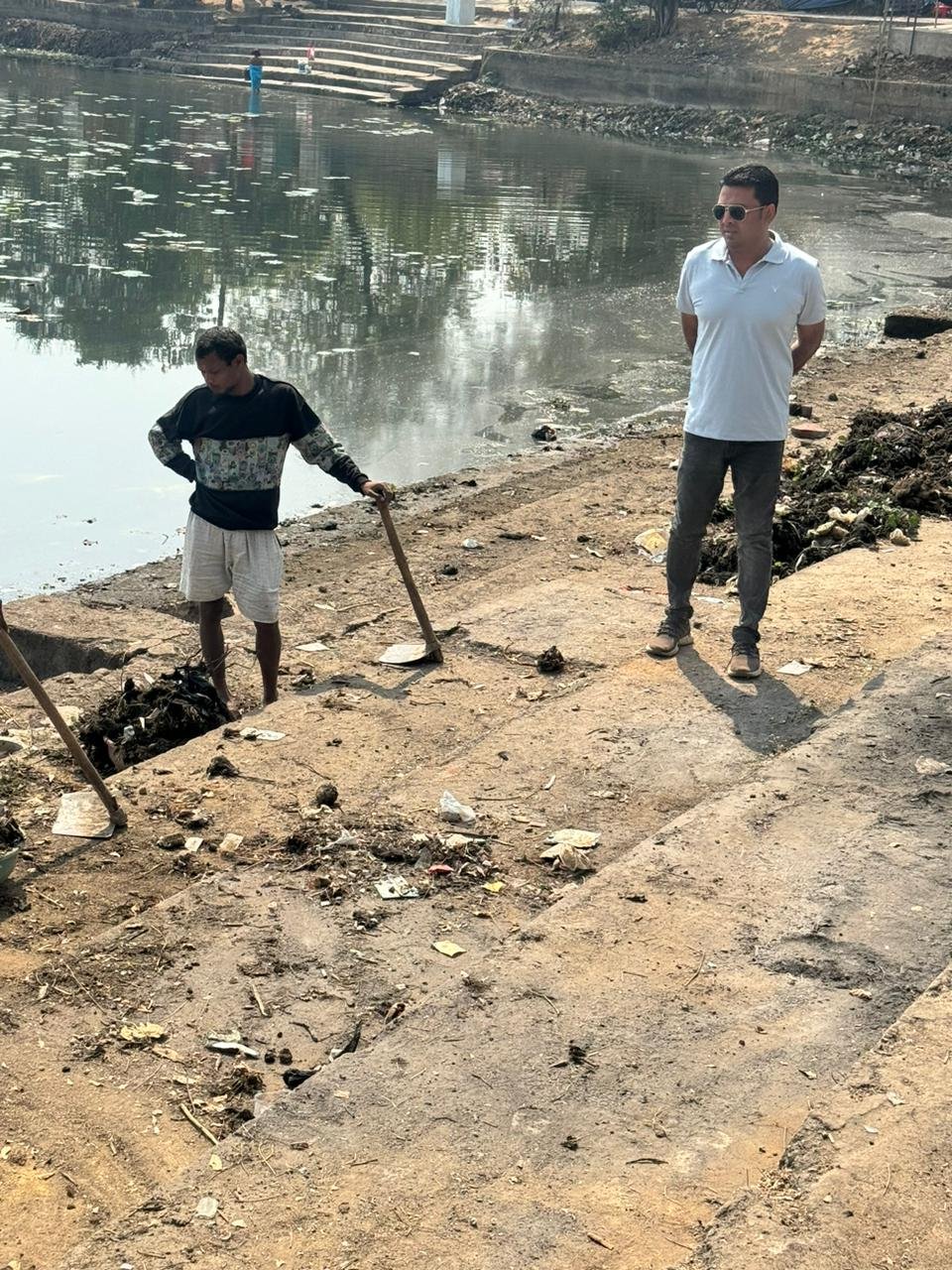 वार्ड 11 के पार्षद उर्मिला संजय कश्यप एक्शन मोड में, गणेश व तालाब की पचरियो को कराया साफ, बोर में लगवाया नया पंप, पार्षद की सक्रियता की चर्चा हो रही पूरे नगर में 1 IMG 20250224 WA0244 kshititech