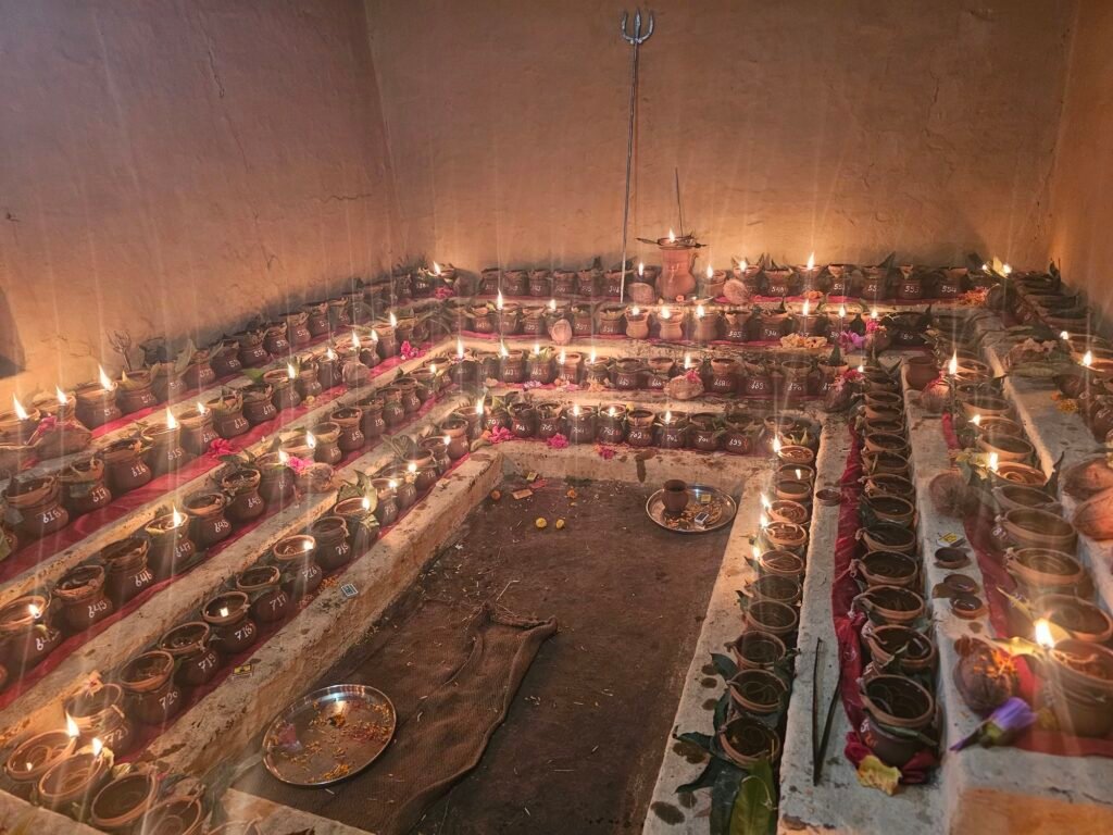 देवी आराधना के पर्व नवरात्र में जगमगाए आस्था के दीप, उमड़ा जन सैलाब 3 20250330 142740260215422258595786 kshititech