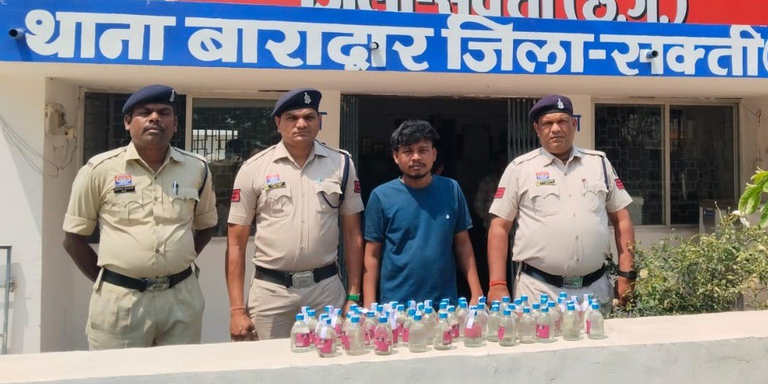 55 पाव अवैध देशी शराब के साथ बाराद्वार से 1 आरोपी को किया गिरफ्तार 1 55 पाव आरोेपी संजय रामटेके की अवैध शराब के साथ पकडाये हुए की फोटो kshititech