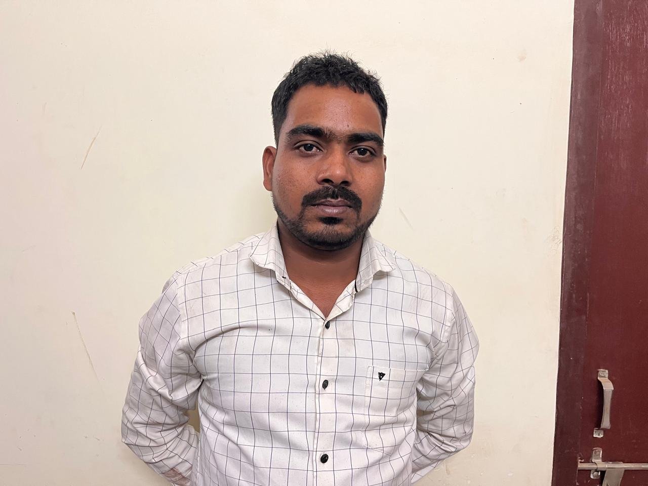 फर्जी स्टेट बैंक बनाकर नौकरी लगाने के नाम पर ठगी का एक और आरोपी दबोचा गया 1 WhatsApp Image 2025 03 28 at 18.31.31 1 kshititech