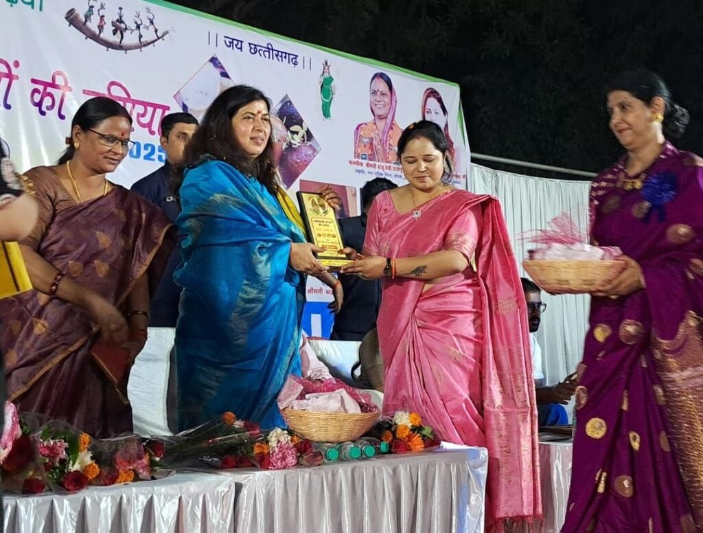 माई G फाउंडेशन की अनूठी पहल, छत्तीसगढ़ी व्यंजनों से सजी बगिया, भाजपा की राष्ट्रीय उपाध्यक्ष डॉ॰ सरोज पाण्डेय ने की कार्यक्रम में शिरकत, कहा- सराहनीय प्रयास 2 img 20250303 wa0155848280896918665453 kshititech