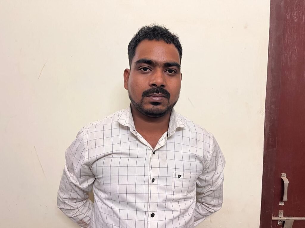 सक्ती: कुख्यात फर्जी स्टेट बैंक ऑफ इंडिया नौकरी घोटाले में एक और आरोपी की गिरफ्तारी, फर्जी बैंक खोलकर लोगों को फर्जी ज्वाइनिंग लेटर देकर नौकरी दिलाने के नाम पर ऐंठ रहे थे रकम 2 img 20250328 wa03047295600937164682400 kshititech