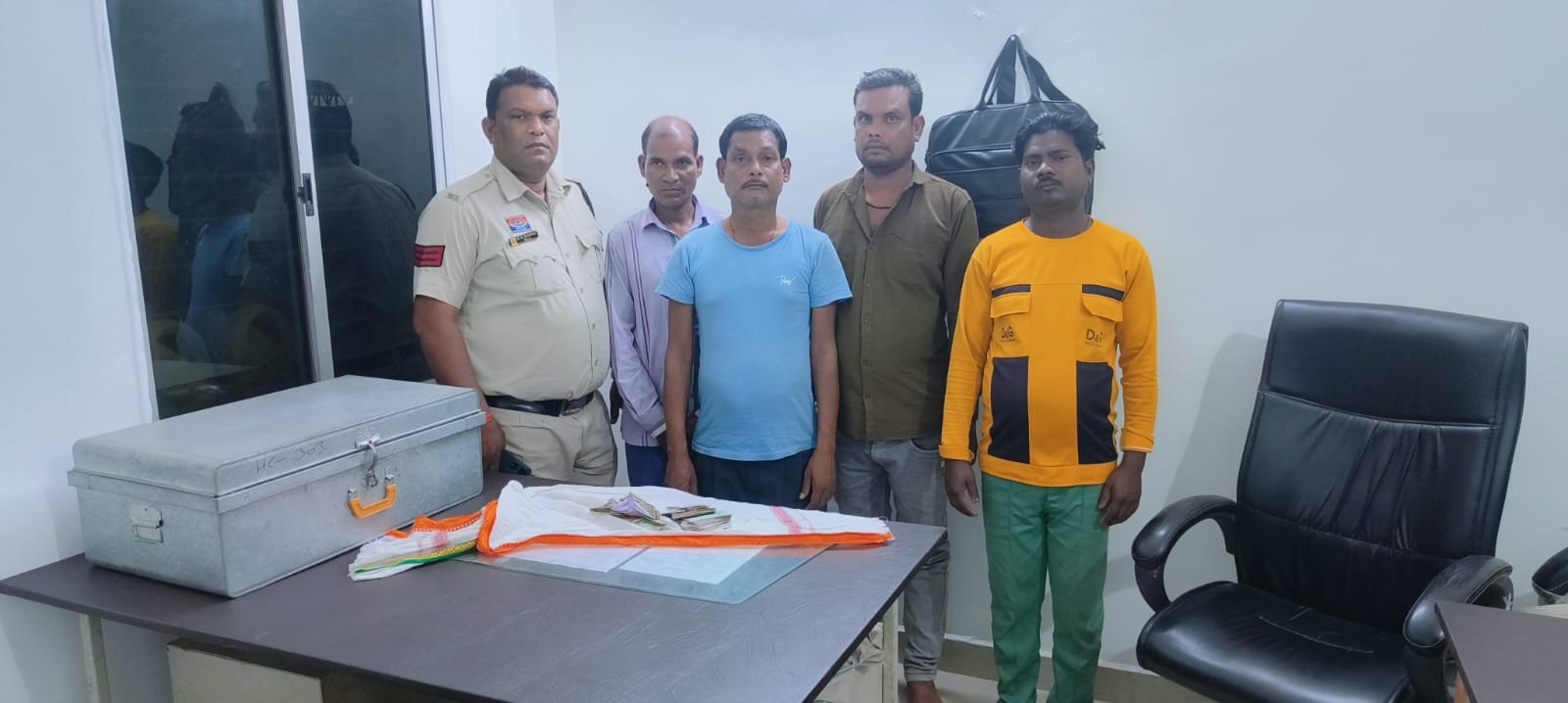 जुआ खेल रहे ग्राम ठठारी के 4 जुआरियो को पकडा बाराद्वार पुलिस ने 1 ग्राम ठठारी में जुआ खेलते पकडे गये 4 जुआरियो की फोटो kshititech