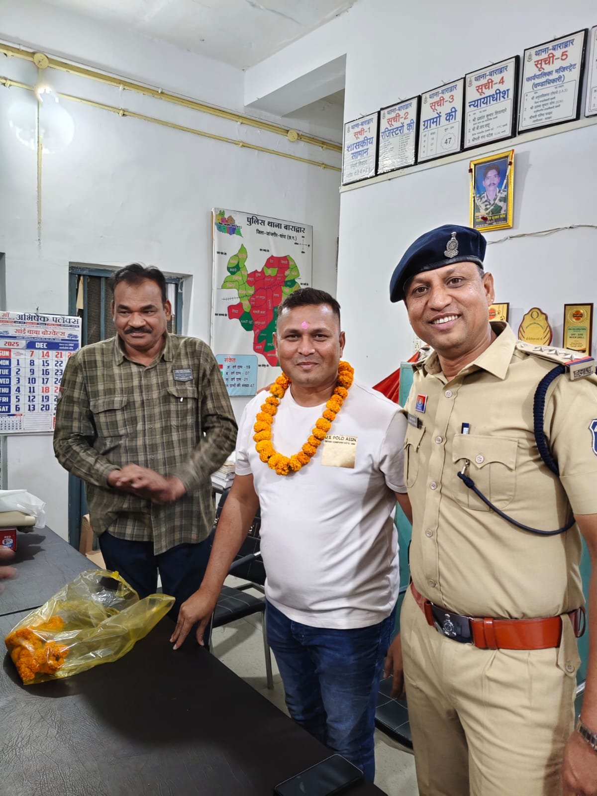 बाराद्वार थाना प्रभारी अनवर अली का स्थानांत्रण होने पर थाना में दी गई उनको विदाई 1 पुलिस थाना बाराद्वार में आयोजित विदाई समारोह के दौरान की फोटो 1 kshititech