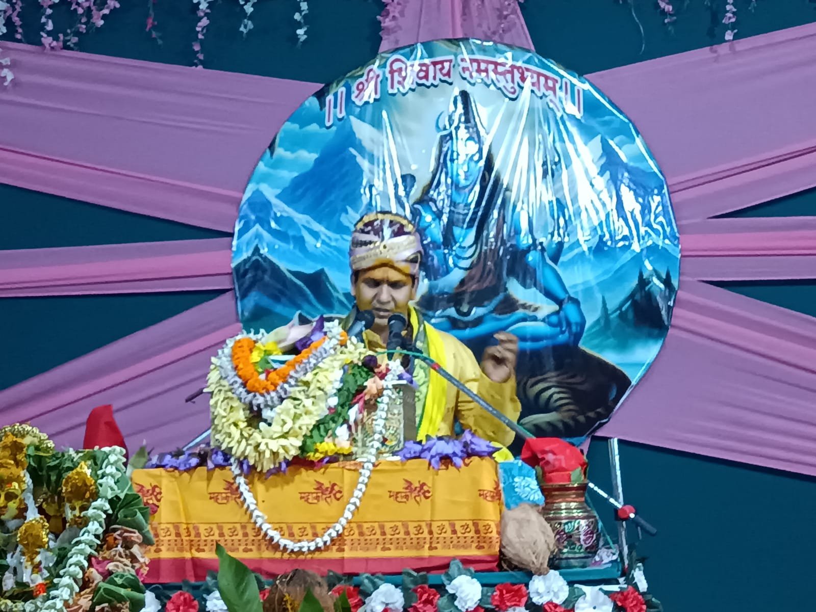 ग्राम कोटमी में चल रहे शिव महापुराण कथा ज्ञान यज्ञ का अंतिम दिवस में कथावाचक पंडित दिलीप द्विवेदी ने कहा - भगवान की कथा से समस्त जीवों का होता है कल्याण 1 1001768684 kshititech