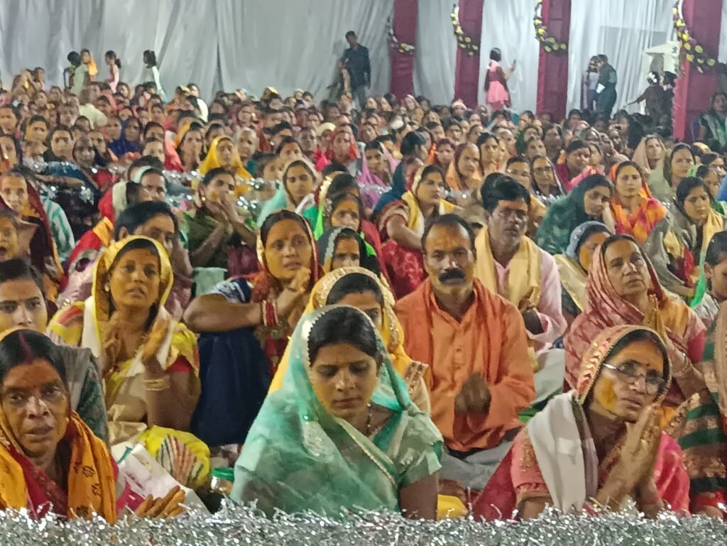 ग्राम कोटमी में चल रहे शिव महापुराण कथा ज्ञान यज्ञ का अंतिम दिवस में कथावाचक पंडित दिलीप द्विवेदी ने कहा - भगवान की कथा से समस्त जीवों का होता है कल्याण 2 1001768685 kshititech