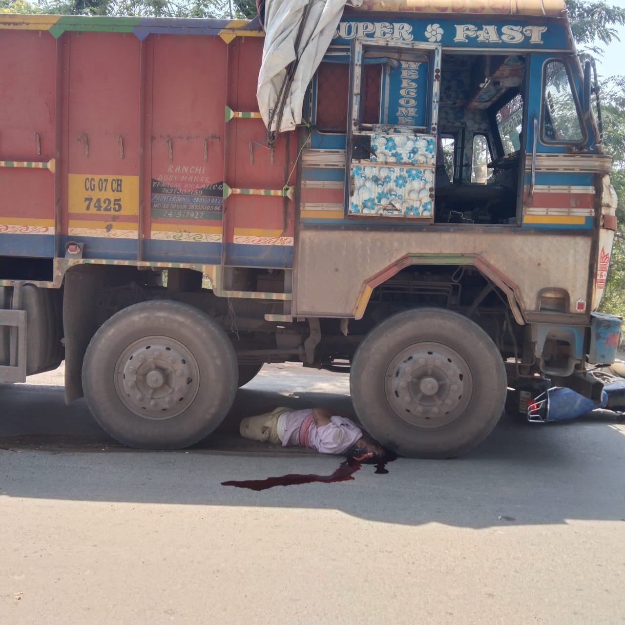 तेज रफ्तार ट्रक के कुचलने से मोटरसाइकल सवार की मौके में दर्दनाक मौत, मृतक के शव को लाया गया कचरा वाहन में, मानवता को किया गया शर्मसार 1 1001784199 kshititech