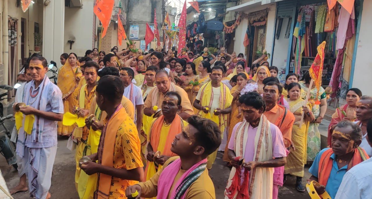 हनुमान जन्मोत्सव पर झांकी के साथ श्रीराम मंदिर से निकाली गई शोभायात्रा 1 1001833861 kshititech
