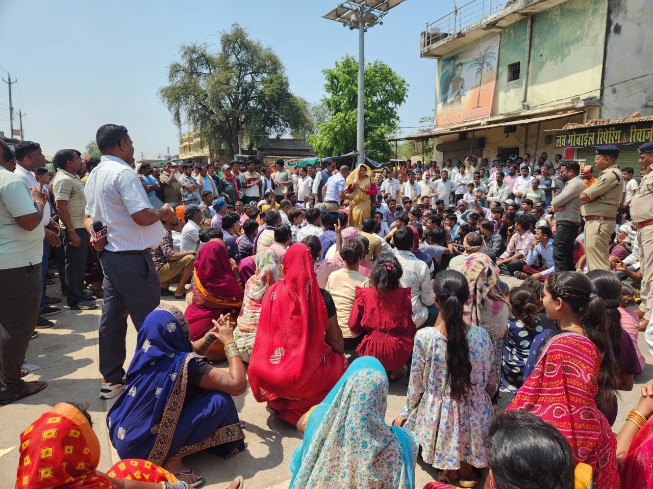 जिला अस्पताल बनाए जाने का मुद्दा गरमाया, चक्काजाम के साथ धरना प्रदर्शन से आमजन हुए हलकान, स्थानीय प्रशासन द्वारा लिखित में 10 दिवस के भीतर इस मुद्दे मे उचित निर्णय लेने का दिया 1 1001848396 kshititech