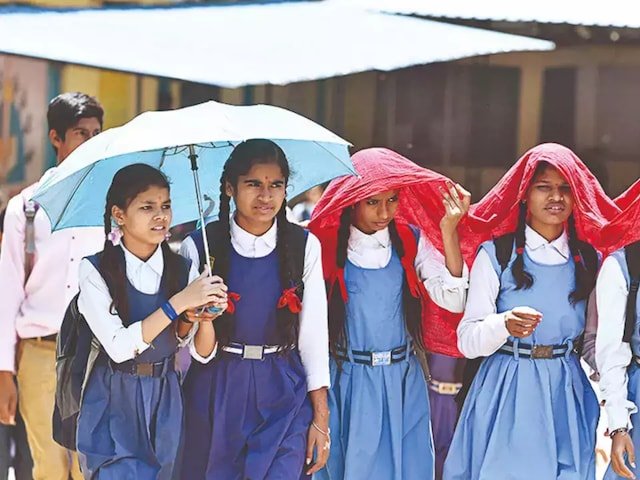 परीक्षाएं खत्म, उसके बाद भी भीषण गर्मी में लग रहे स्कूल 1 1001892907 kshititech