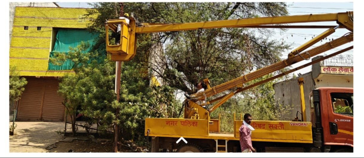 पालिकाध्यक्ष श्याम सुंदर अग्रवाल की पहल पर नगर के विभिन्न वार्डो में स्ट्रीट लाइटें लगवाई गई हैं। 1 1001918288 kshititech