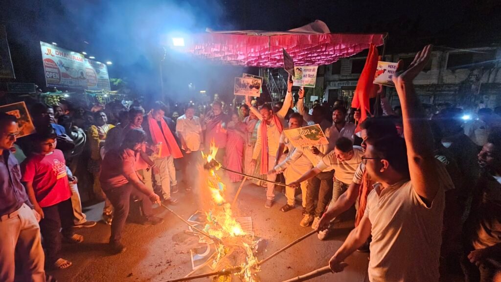 हिन्दू महासभा की आक्रोश रैली, पाकिस्तान का किया गया पुतला दहन 2 1001933659 kshititech