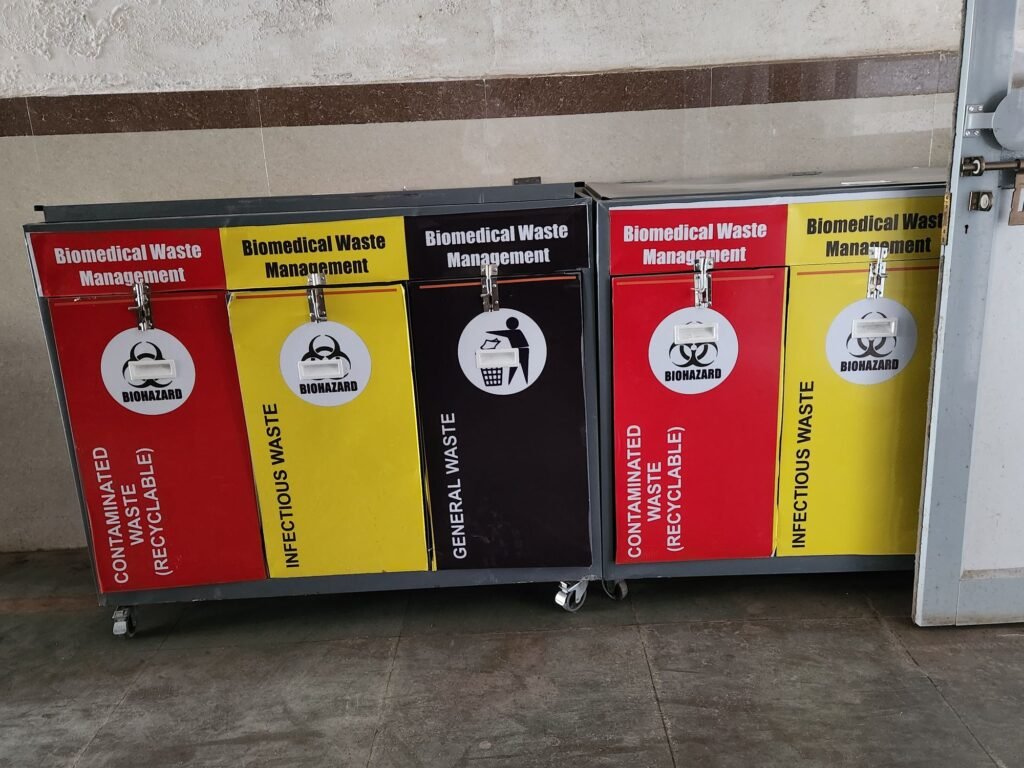 पर्याप्त फण्ड और संसाधन उसके बावजूद जिला मुख्यालय के सरकारी अस्पताल में गंदगी और अव्यवस्था का साम्राज्य, कचरे का अंबार, मरीज परेशान, भटकते हैं मरीज नहीं मिलते डॉक्टर, जिम्मेदार बनें मूक-बधिर 9 20250408 141158634841123504710096 kshititech