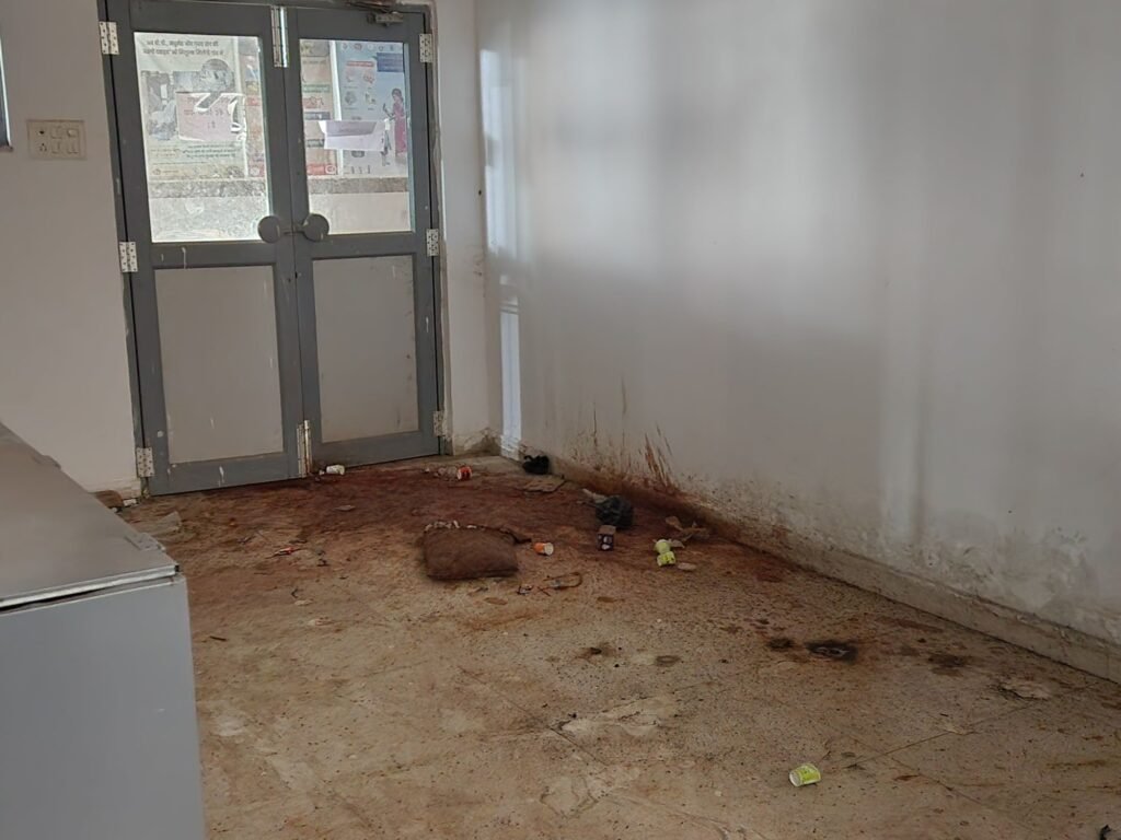 पर्याप्त फण्ड और संसाधन उसके बावजूद जिला मुख्यालय के सरकारी अस्पताल में गंदगी और अव्यवस्था का साम्राज्य, कचरे का अंबार, मरीज परेशान, भटकते हैं मरीज नहीं मिलते डॉक्टर, जिम्मेदार बनें मूक-बधिर 2 20250408 1420225405024553304234374 kshititech