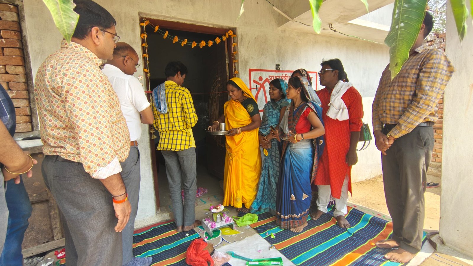 जनपद पंचायत डभरा क्षेत्रांतर्गत आने वाले सभी 90 पंचायतों मे शासन की महत्वाकांक्षी योजना प्रधान मंत्री आवास योजना ग्रामीण के आवास पूर्ण हो चुके लाभार्थियों का कराया गया गृह प्रवेश कार्यक्रम 1 IMG 20250331 WA0520 scaled kshititech