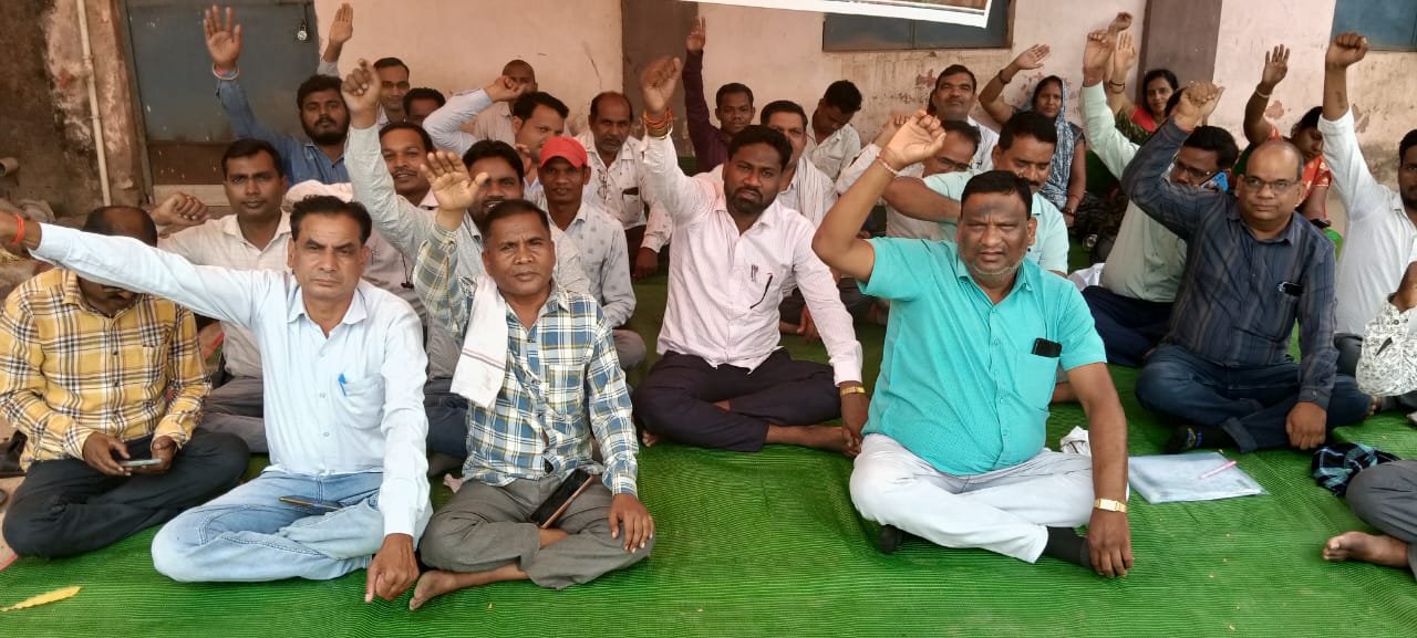 प्रदेश सचिव संघ के आव्हान पर एक सूत्रीय मांग नियमितीकरण को लेकर ब्लॉक इकाई संघ डभरा द्वारा अनिश्चित कालीन किया जा रहा आंदोलन 1 IMG 20250403 WA0372 kshititech