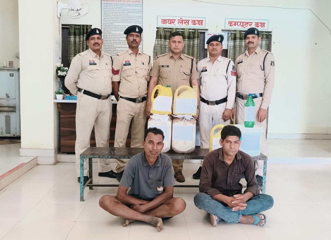 67 लीटर कच्ची महुआ शराब के साथ दो आरोपी गिरफ्तार, हसौद पुलिस की कार्रवाई 1 IMG 20250406 WA0234 kshititech