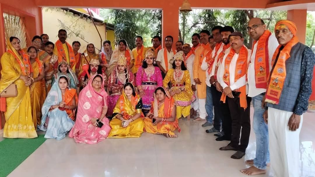 रामनवमी पर डभरा में निकाली गई भव्य शोभा यात्रा, हजारों भक्त शामिल हुए , भगवामय हुआ नगर डभरा, श्री राम की जयकारे से गूंज उठा 1 IMG 20250407 WA0489 kshititech