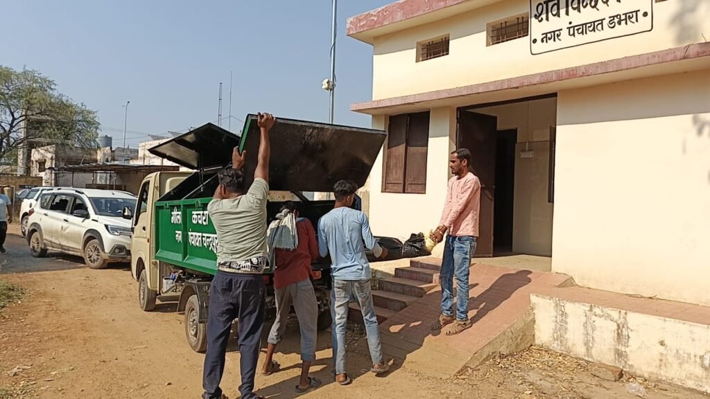 तेज रफ्तार ट्रक के कुचलने से मोटरसाइकल सवार की मौके में दर्दनाक मौत, मृतक के शव को लाया गया कचरा वाहन में, मानवता को किया गया शर्मसार 2 IMG 20250408 WA0076 kshititech