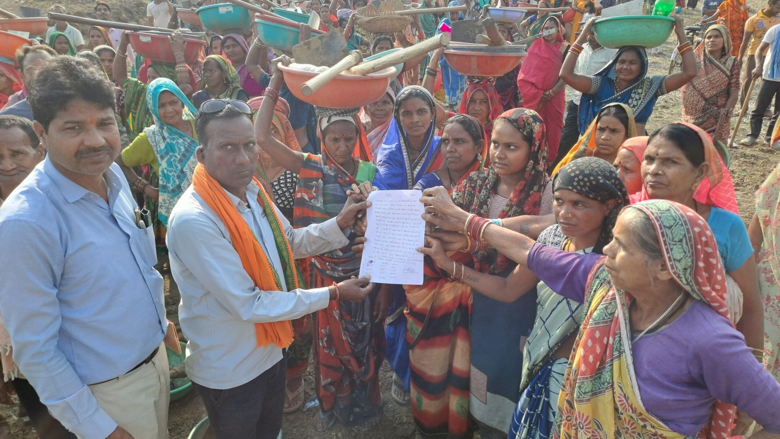 विरोधियों द्वारा शासकीय मनरेगा कार्य में बाधा डालने पर मजदूरी कार्य हुआ बंद,सरपंच से की गई लिखित शिकायत 1 IMG 20250408 WA0103 scaled kshititech