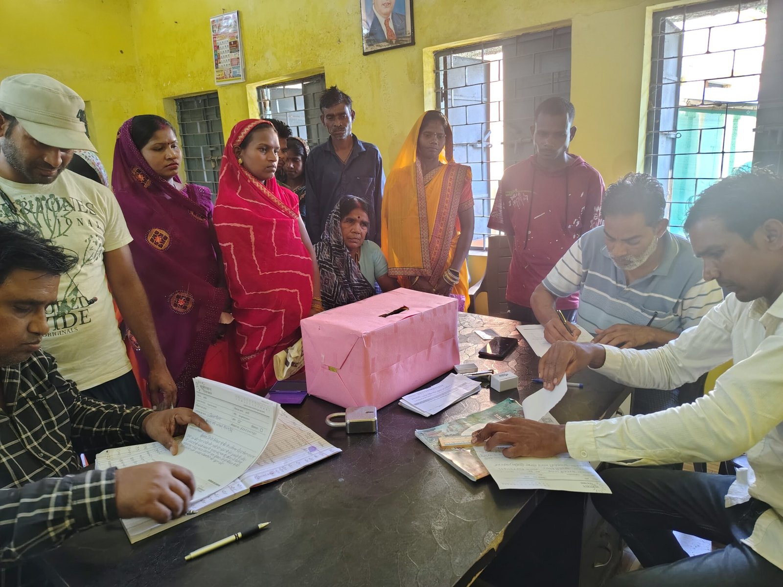 सुखमती सिदार ने समाधान पेटी में प्रधानमंत्री आवास योजना के लिए जमा किया आवेदन, राज्य शासन के इस अभिनव पहल से ग्रामीणों में दिख रहा खासा उत्साह 1 IMG 20250409 WA0341 scaled kshititech
