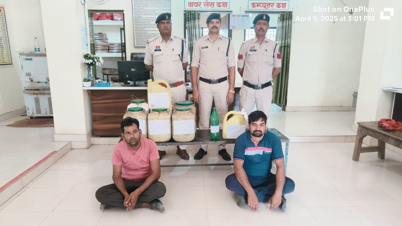 102 लीटर कच्ची महुआ शराब के साथ दो आरोपी गिरफ्तार, हसौद पुलिस की कार्रवाई, नशे के अवैध कारोबार पर अंकुश लगाने हसौद पुलिस द्वारा चलाया जा रहा विशेष अभियान 1 IMG 20250409 WA0345 kshititech