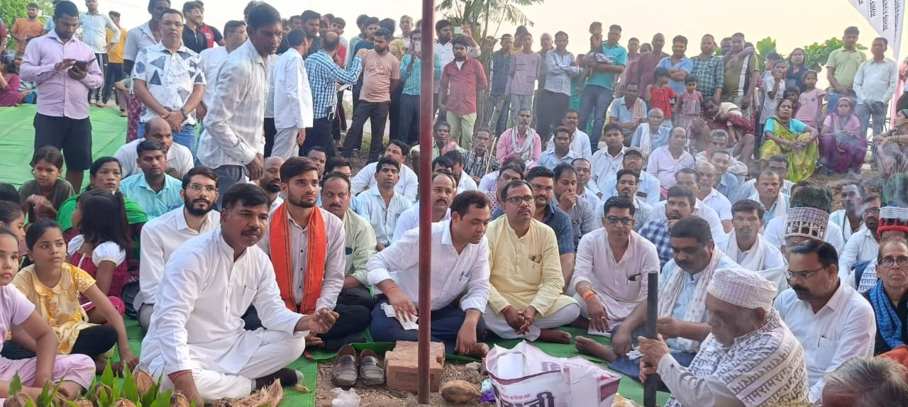 ग्राम जमगहन में अखिल भारतीय रामनामी महासभा बड़े भजन मेला हेतु विधायक रामकुमार यादव द्वारा किया गया भूमि पूजन 1 IMG 20250411 WA0240 kshititech