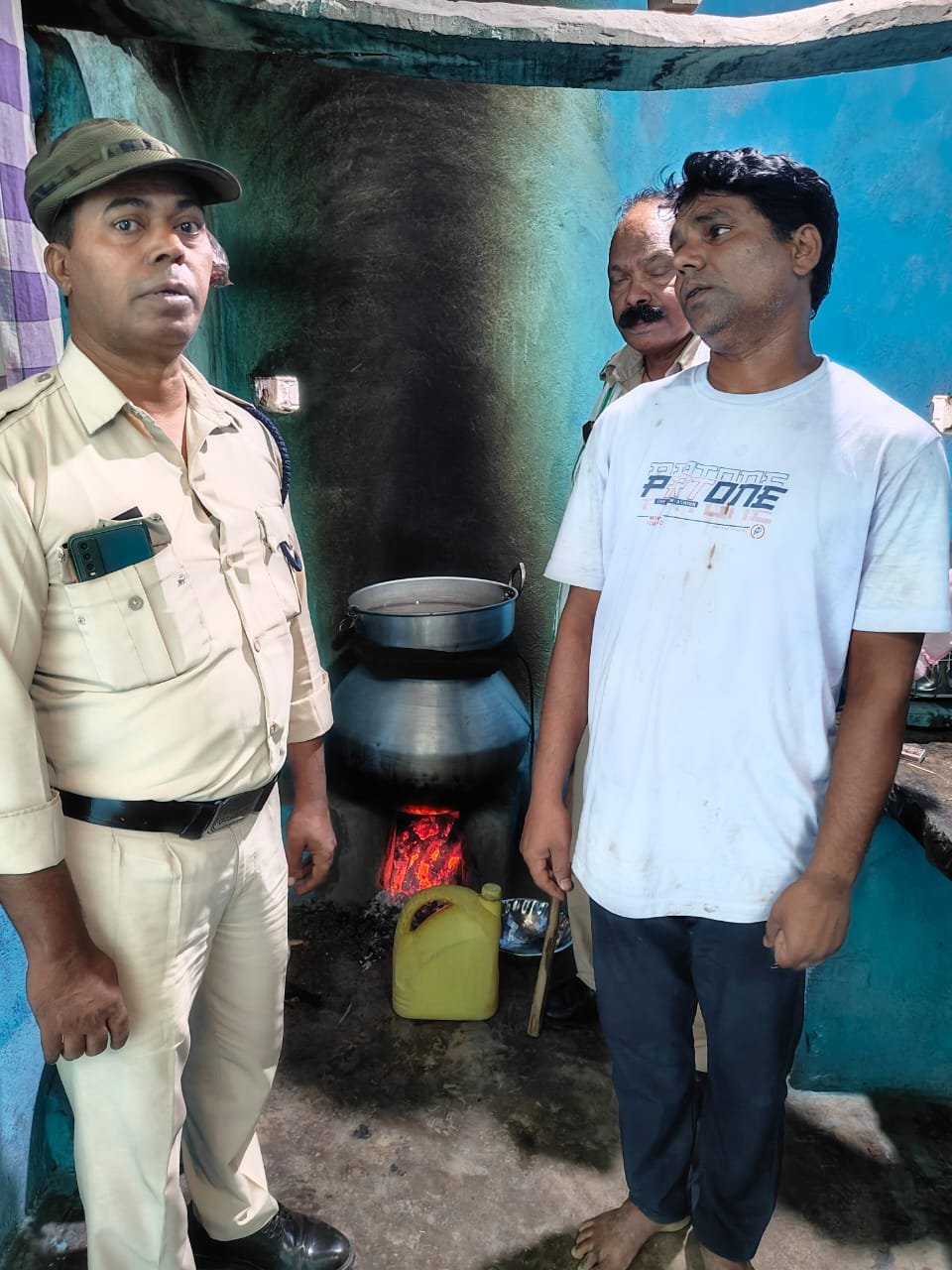 अवैध शराब कारोबारियों पर आबकारी वृत्त मालखरौदा की कार्रवाई 1 IMG 20250411 WA0264 1 kshititech