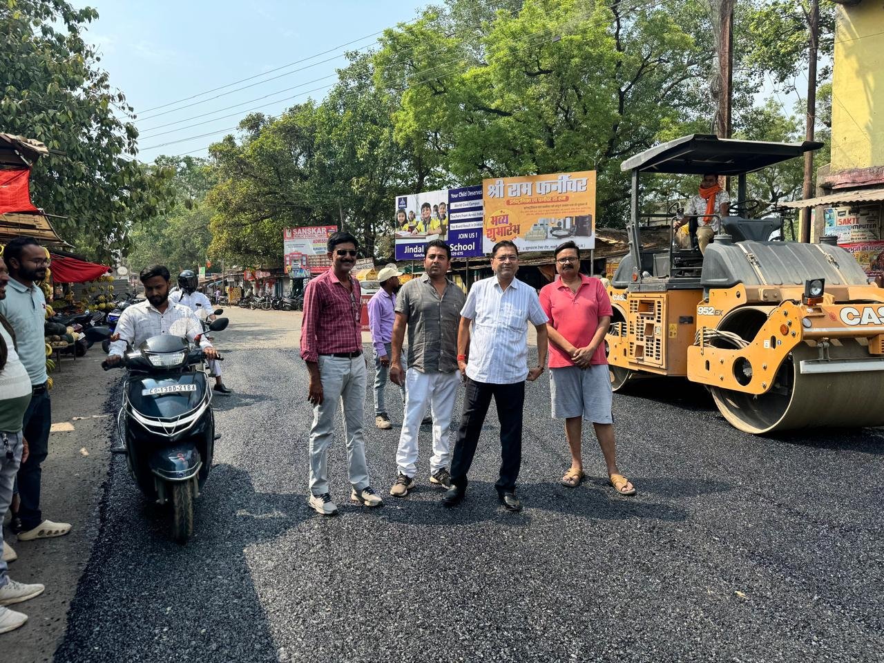 विगत 5 वर्षों से झुलकदम वासियों की डामरीकरण रोड पर हुए बड़े बड़े गड्ढों को भरने की बहुप्रतीक्षित मांग हुई पूरी 1 IMG 20250414 WA0449 kshititech