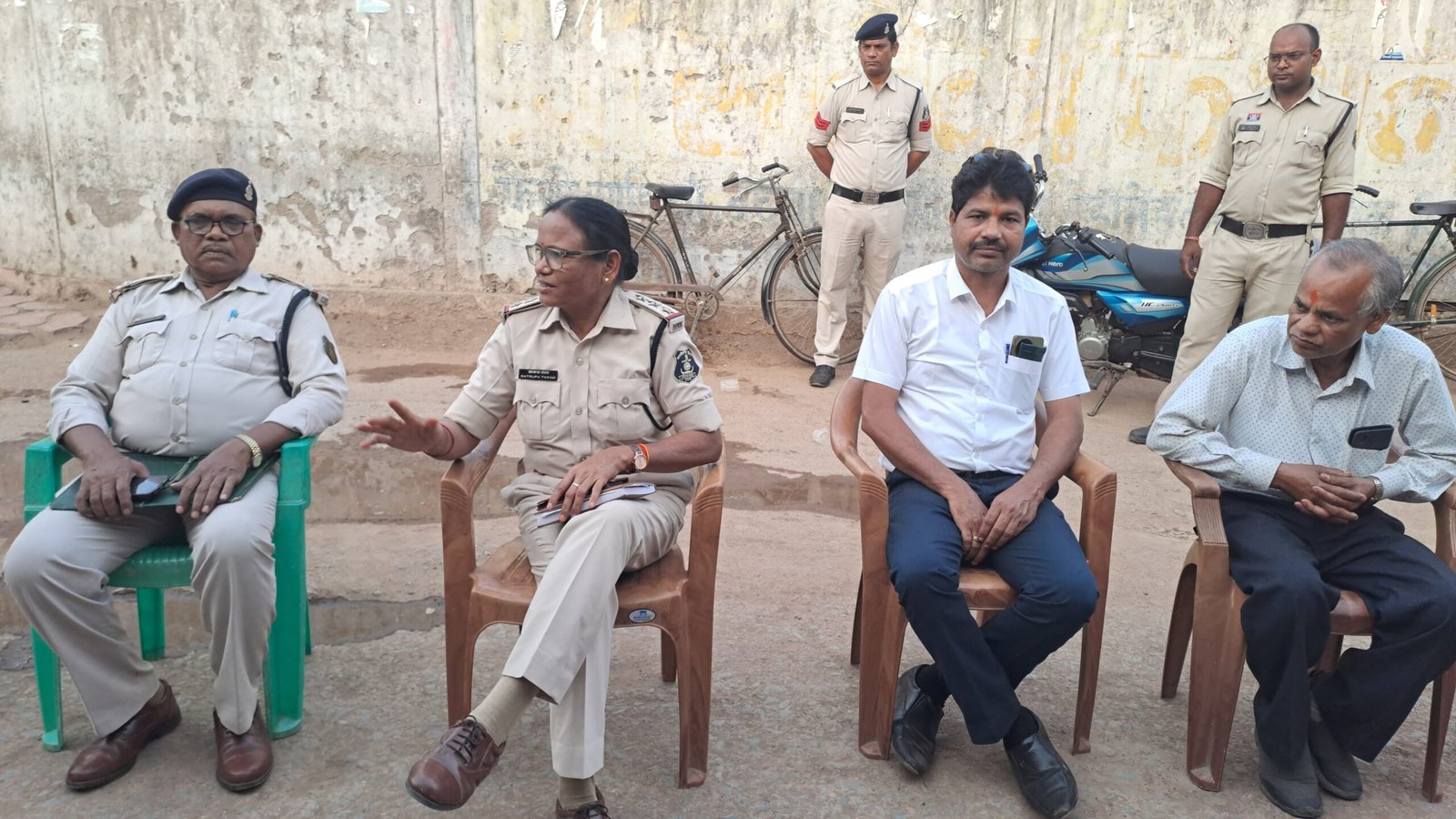 सकर्रा में चलित थाना लगाकर ग्रामीणों को किया जागरूक 1 IMG 20250415 WA0503 scaled kshititech