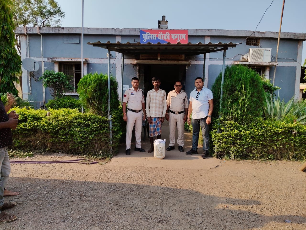 फगुरम का एक अवैध महुआ शराब कारोबारी पुलिस के गिरफ्त मे, भेजा गया जेल 1 IMG 20250417 WA0095 kshititech