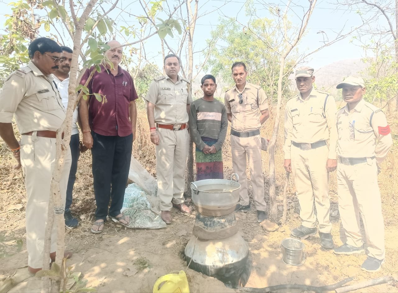 सुशासन तिहार में शिकायत पर आबकारी विभाग की बड़ी कार्रवाई, 12 लीटर महुआ शराब ज़ब्त 1 IMG 20250422 WA0048 kshititech