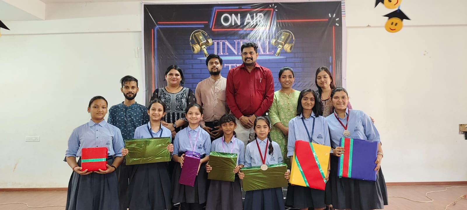 स्थानीय जिंदल वर्ल्ड स्कूल बच्चों के पर्सनैलिटी डेवलपमेंट के लिए लगातार कर कार्यरत, बच्चों के मध्य कराया गया इंग्लिश कन्वर्सेशन 1 IMG 20250424 WA0009 1 kshititech