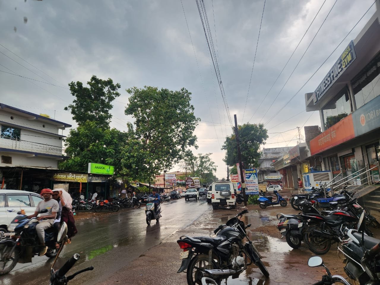आसमान से आग की जगह बरसा पानी, लोगों ने ली उमस और गर्मी से राहत की सांस 1 IMG 20250428 WA0040 kshititech