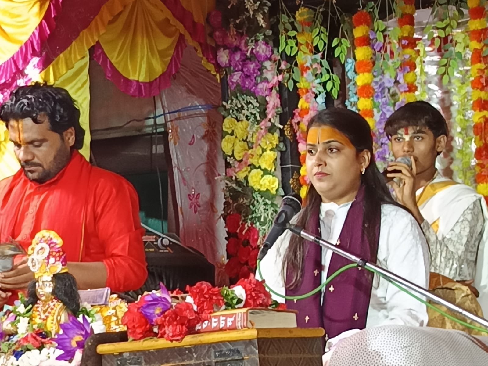 ग्राम सोनादुला (सकर्रा) मे आयोजित श्रीमद भागवत ज्ञान यज्ञ कथा के पंचम दिन कथा वाचिका अर्चना देवी ने गिरि गोवर्धन कथा का किया गुणगान 1 IMG 20250429 WA0045 kshititech