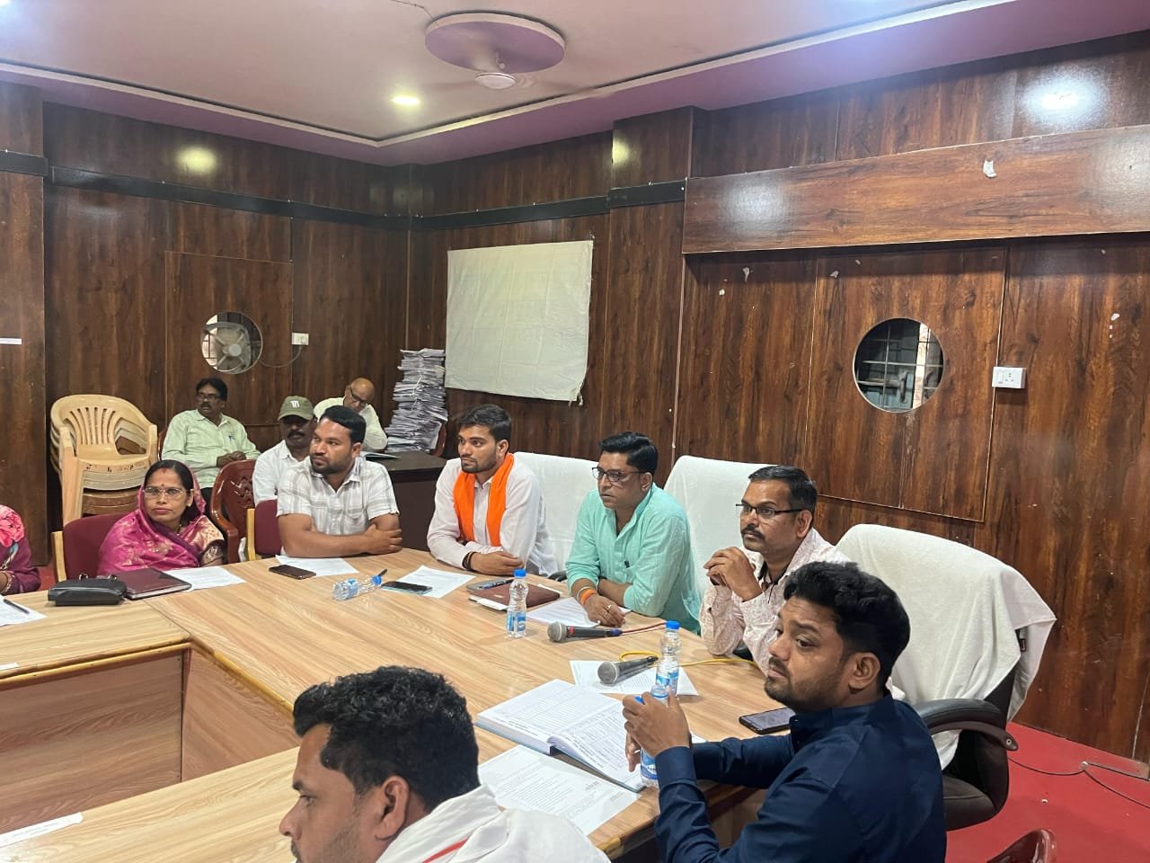 जनपद पंचायत मालखरौदा के सभागृह में सामान्य प्रशासन समिति की बैठक जनपद अध्यक्ष कवीशरण वर्मा की अध्यक्षता हुई सम्पन्न 1 IMG 20250429 WA0046 kshititech