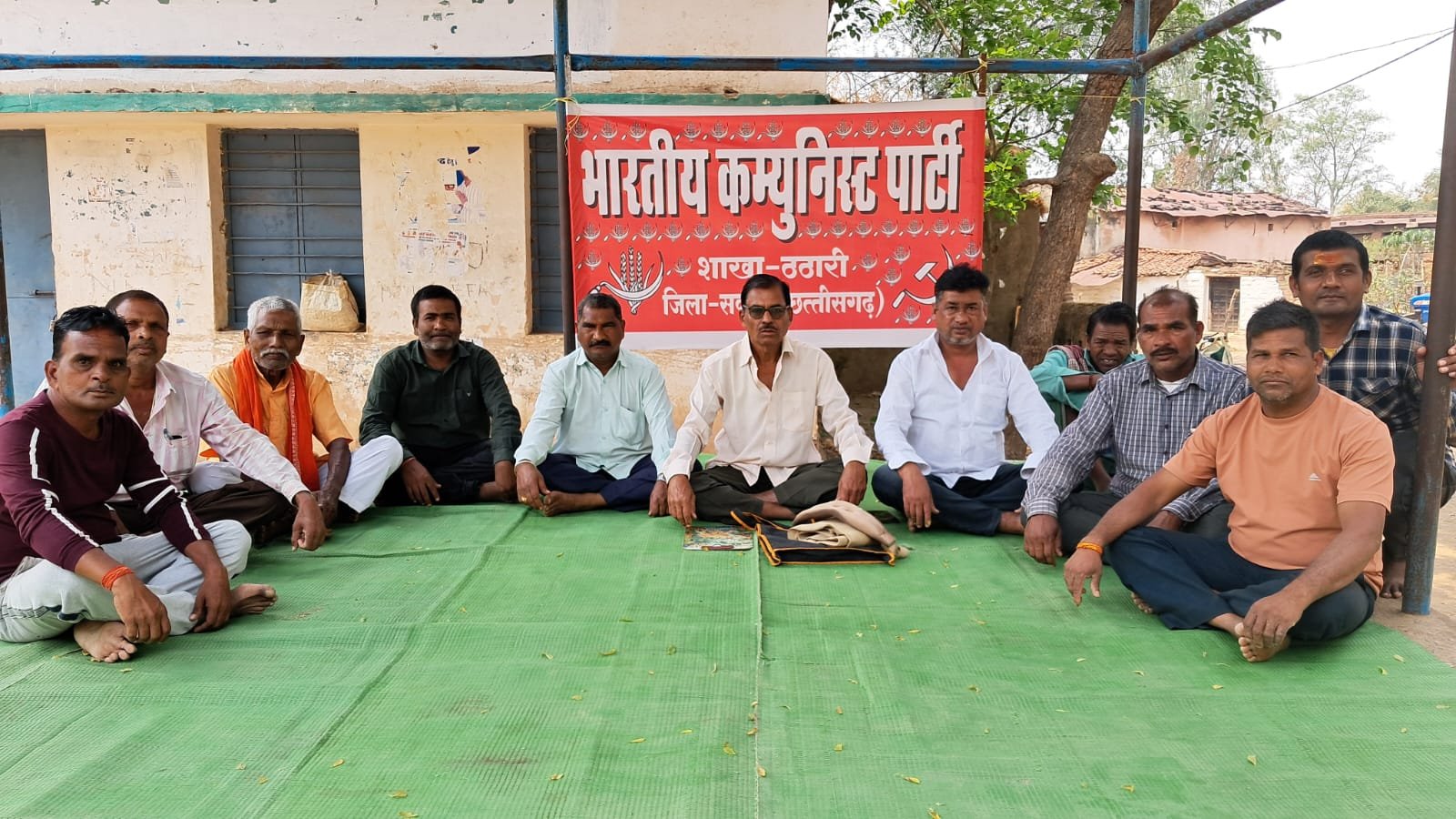 क्षेत्र की मांगो को लेकर भाकपा ने ठठारी में एक दिवसीय धरना प्रदर्शन किया 1 ग्राम ठठारी के धरना स्थल की फोटो kshititech