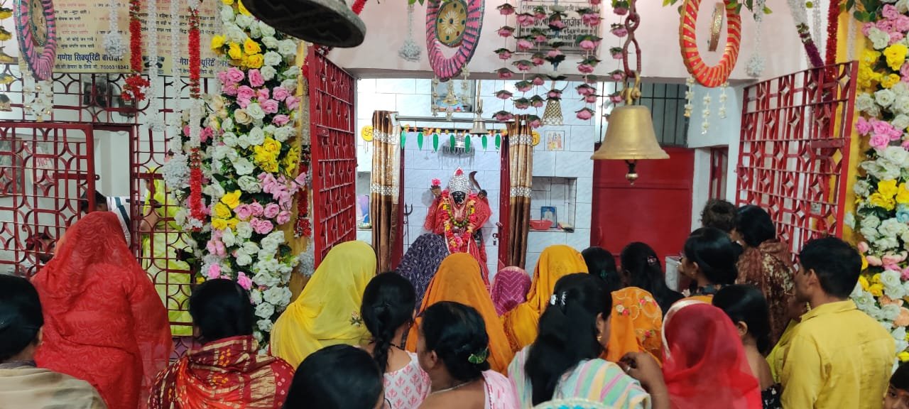 नवरात्रि पर देवी मंदिरो में उमड रही भक्तो की भीड, मंदिरो में जल रहे आस्था के दीप 1 मां काली मंदिर बाराद्वार में भक्तो की भीड की फोटो 1 kshititech