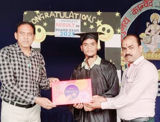 ऋषभदेव मिश्रा ने कक्षा दसवीं में 97% अंक अर्जित किए 1 1002020634 kshititech